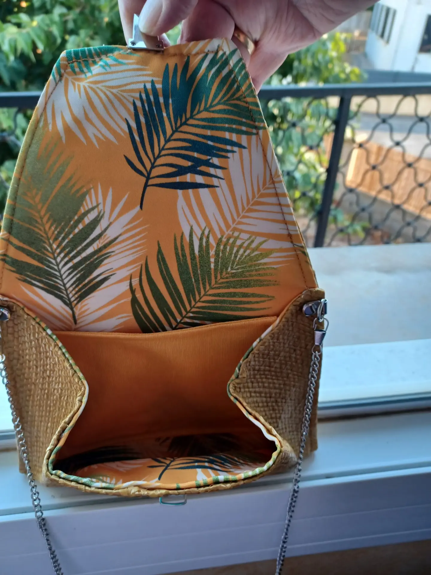 Intérieur orangé de la pochette Aélina jaune avec sa poche