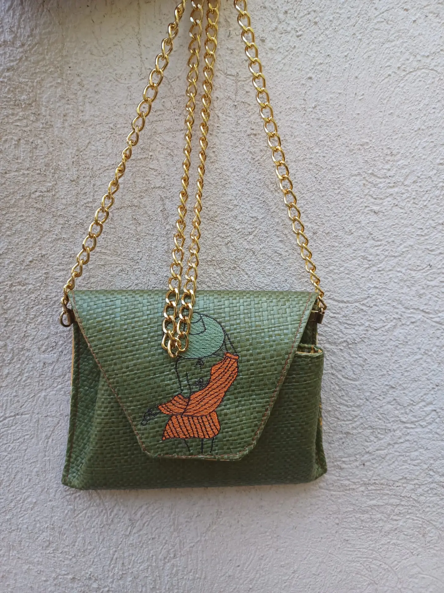 Pochette Aélina kaki en raphia avec broderie féminine