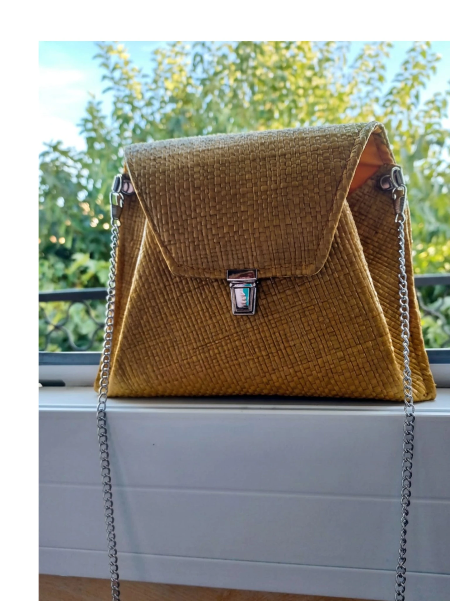 Pochette Aélina jaune en raphia avec chaîne argentée