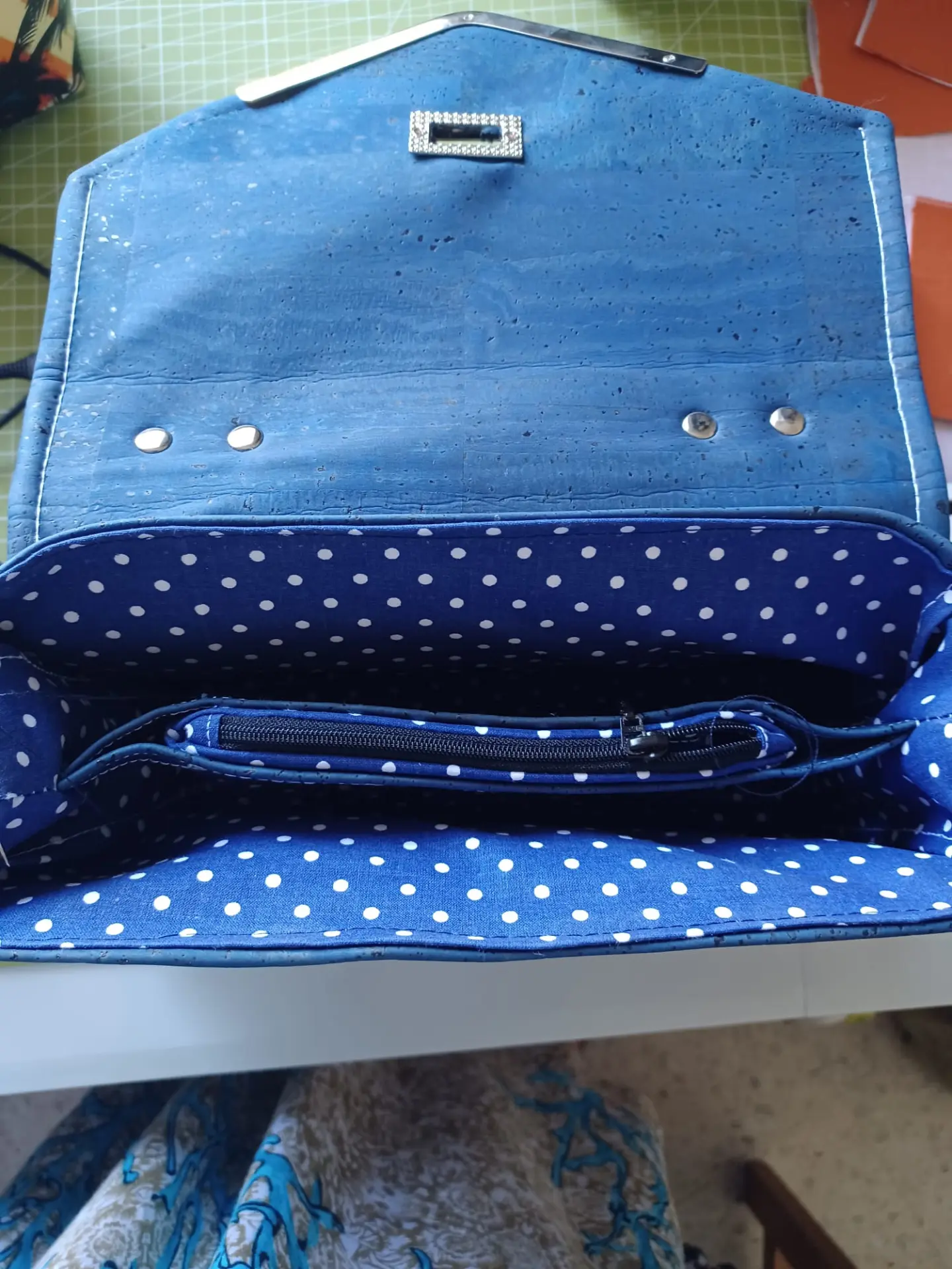 Intérieur à pois du sac Laney Jane avec poche zippée