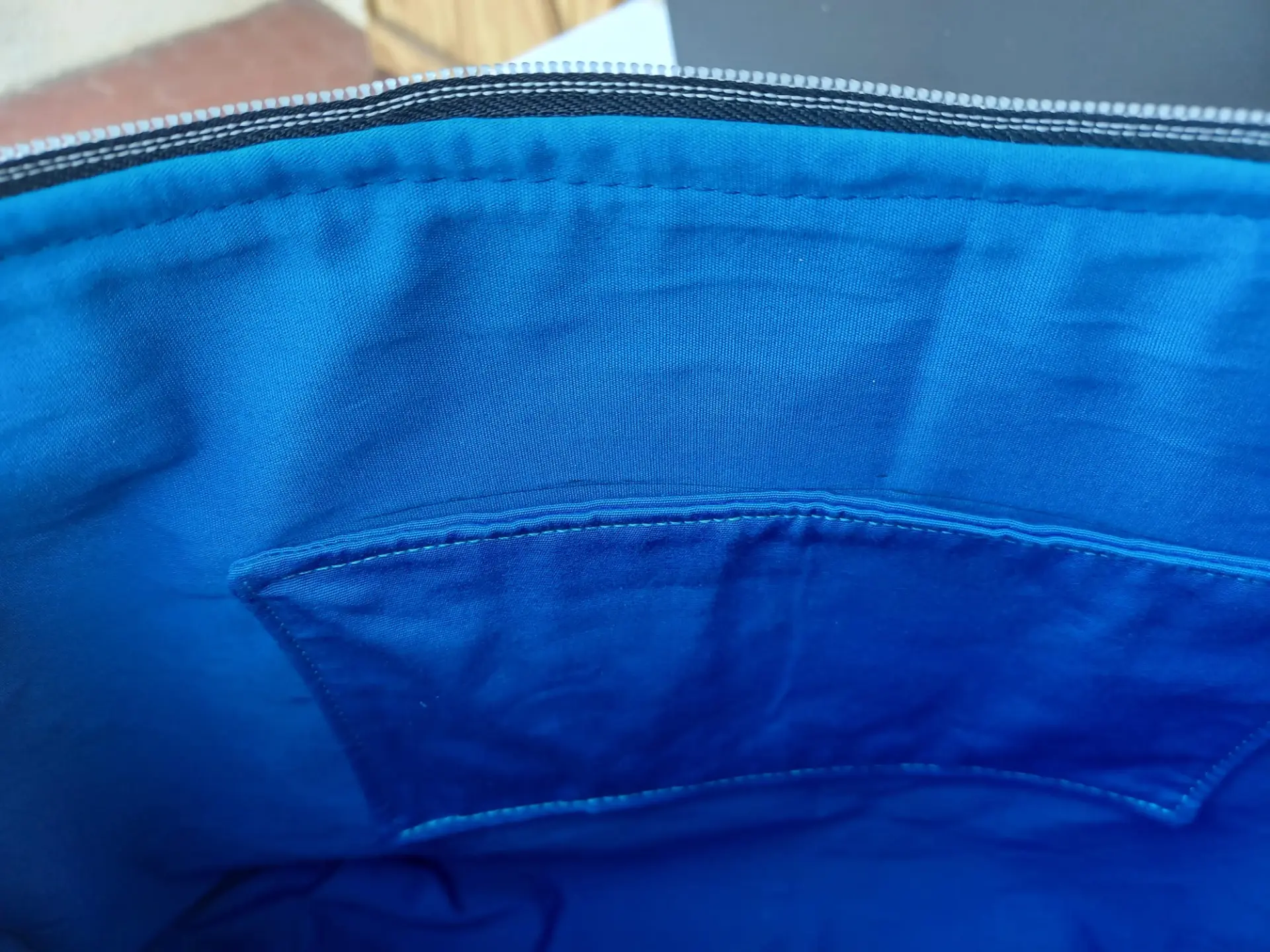 Intérieur bleu du sac Sérénia avec poche plaquée