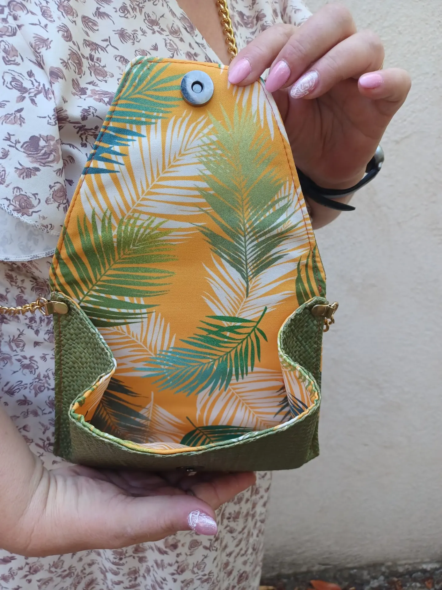 Intérieur à motif végétal de la pochette Aélina kaki