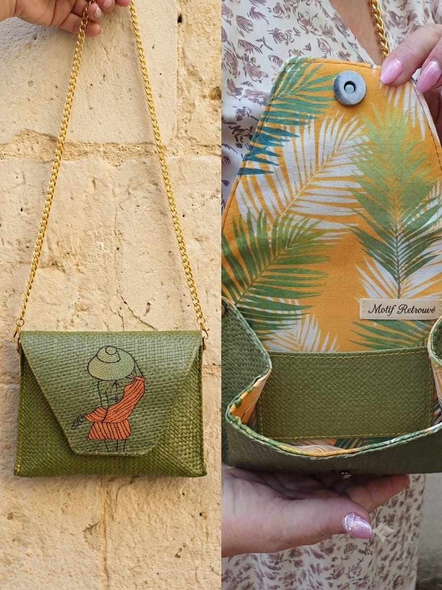 Pochette Aélina kaki portée et détail de son intérieur