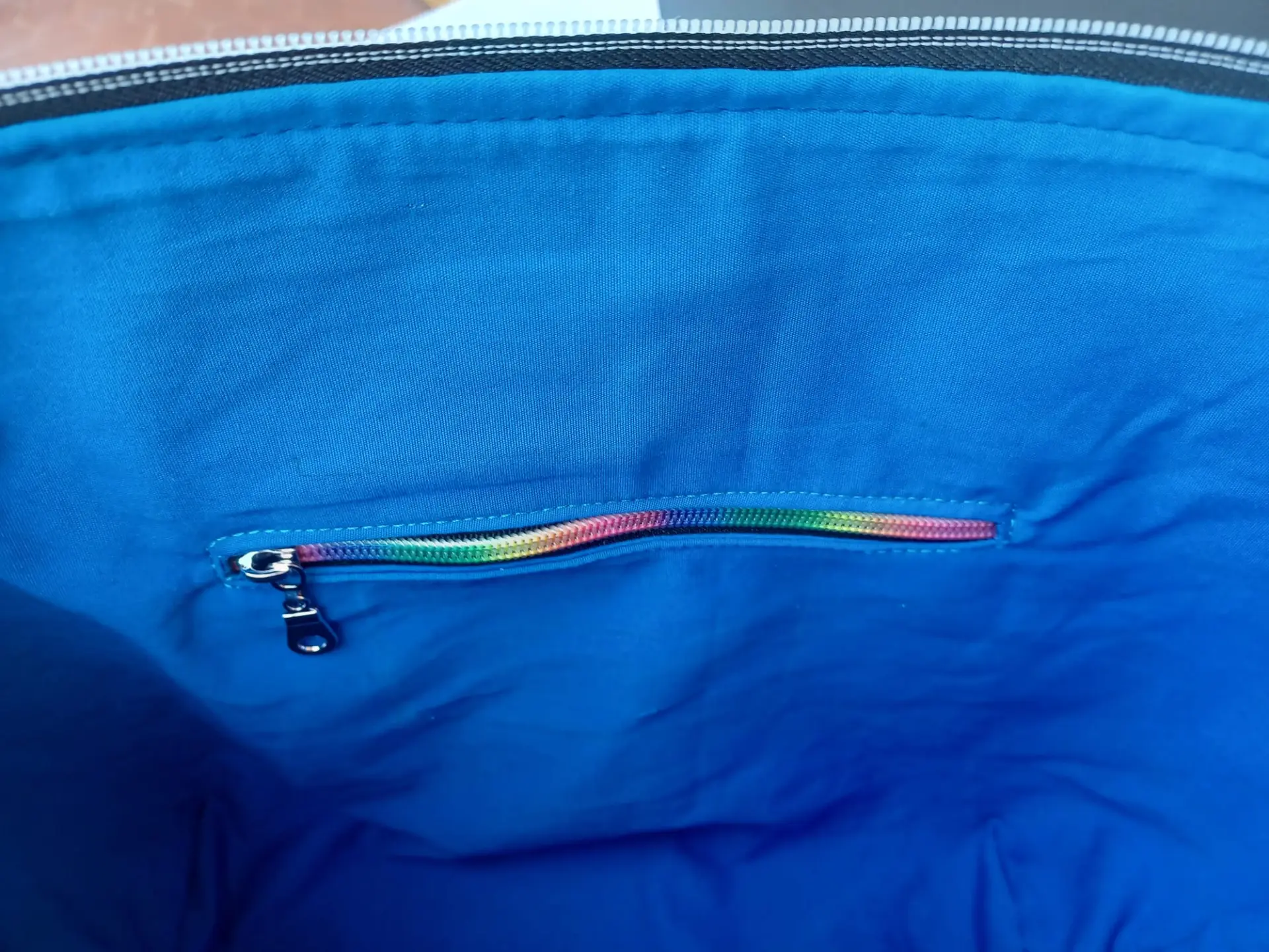 Intérieur bleu du sac Sérénia avec poche zippée multicolore