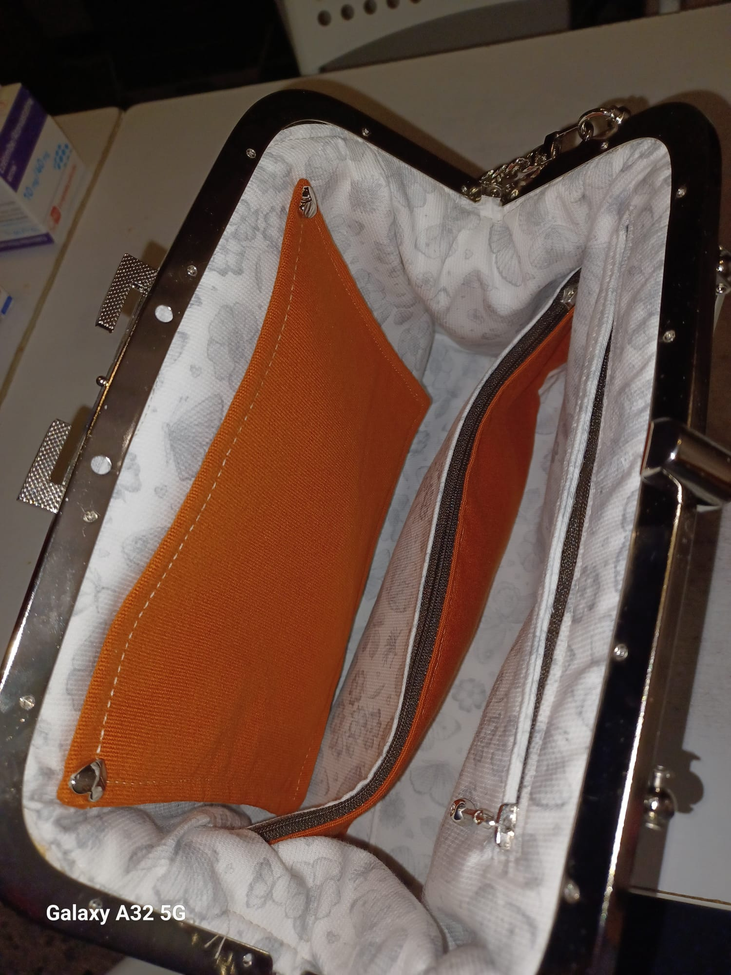 Intérieur du sac L'Affichette avec poches orange et doublure claire